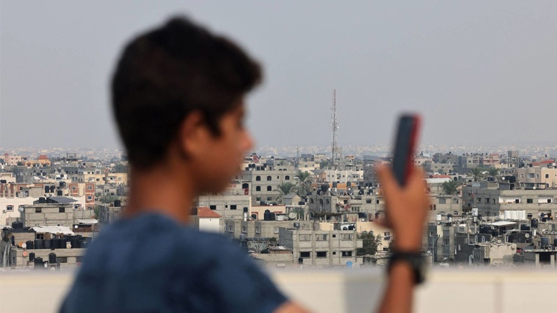 الاحتلال يقطع الاتصالات مجددا عن قطاع غزة