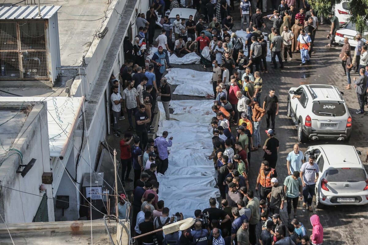 جثامين الشهداء تتكدس خارج مستشفيات غزة بسبب امتلاء ثلاجات الموتى